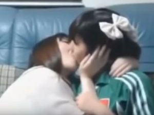 【ギャルレズ動画】ニコ生主のビアンカップルが配信中に濃厚なディープキスで舌を絡める